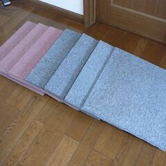 38. 値下げ【中古】タイルカーペット ピンク14枚 50cm×50cm(2枚のみサイズ異なります) グレー17枚 50cm×50cm 計31枚の画像