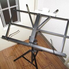 譜面台とギタースタンドの画像