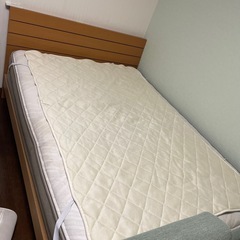 値下げ歓迎コンセント付きダブルベッド　2段マットレス付きの画像