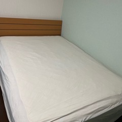 値下げ歓迎コンセント付きダブルベッド　2段マットレス付きの画像