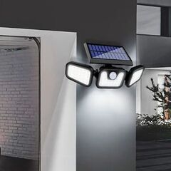 くまねず《姫路》大量入荷 (取付簡単) センサーライト 屋外 led 防水 ソーラー 3面パネル 74LED 明るい 人感 センサー(新品未使用)の画像