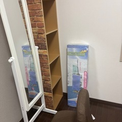 座椅子や鏡などの画像