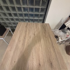 ダイニングテーブルと椅子2脚の画像