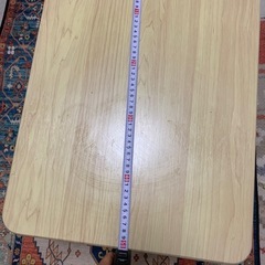 本棚、折りたたみ式ローテーブル、折りたたみ椅子、壁掛け時計の画像