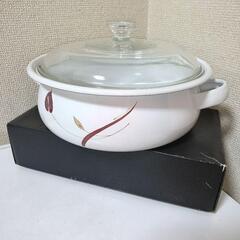 ①ホーロー鍋ANTHRIUM24~5cm②遊花萬宝窯　萬古焼四角大皿１枚小鉢４個の画像