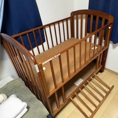 KATOJI ブラウン木製ベビーベッド キャスター、引き出し付きの画像