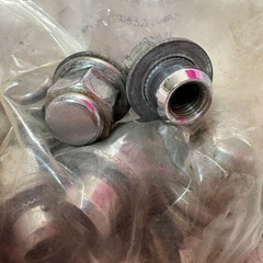 トヨタクラウンのタイヤホイールに付けるナットの画像