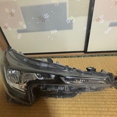 美品　トヨタカローラツーリングZWE211W　純正LED左右ヘッドライトの画像