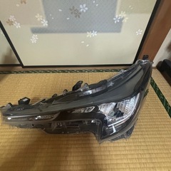 美品　トヨタカローラツーリングZWE211W　純正LED左右ヘッドライトの画像