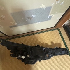 美品　トヨタカローラツーリングZWE211W　純正LED左右ヘッドライトの画像