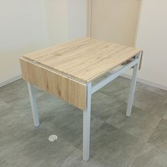 ナチュラルウッド調の折りたたみ式ダイニングテーブルと2脚の椅子のセット 価格交渉可。の画像