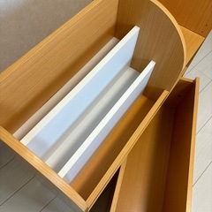 絵本ラック引き出し付きの画像