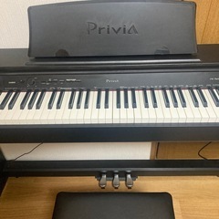 電子ピアノ（椅子と楽譜付き）の画像
