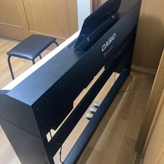 電子ピアノ（椅子と楽譜付き）の画像