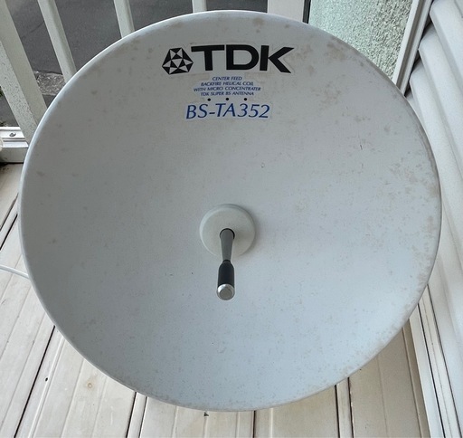 TDK センターフィード型BSアンテナ BS-TA352 専用室内用基台付き正常動作中古品です。