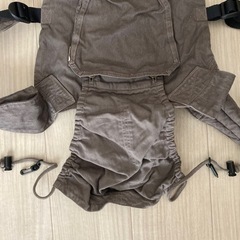 抱っこ紐　キューズベリー　頭カバーポケット付きの画像