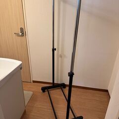 プラスチック製 軽量ハンガー W72 cm x D43 cm x H148 cm 〜 90 cm の画像