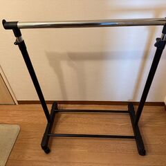 プラスチック製 軽量ハンガー W72 cm x D43 cm x H148 cm 〜 90 cm の画像