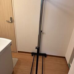 プラスチック製 軽量ハンガー W72 cm x D43 cm x H148 cm 〜 90 cm の画像