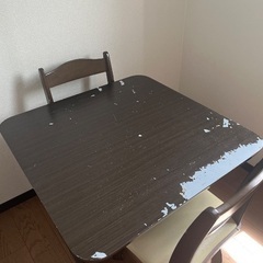 ダイニングテーブルとイスの画像