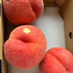 桃３個と野菜の画像