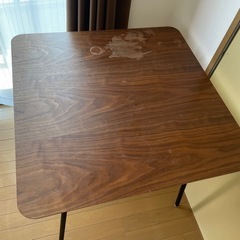 正方形のダイニングテーブルの画像