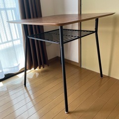 正方形のダイニングテーブルの画像