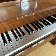 カワイ　ピアノ　ブラウンの画像
