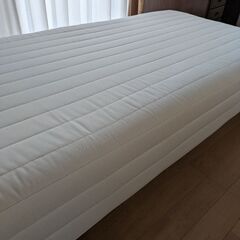 無印良品　シングルベット　脚付の画像
