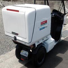 屋根付きの大容量トランクを備えた電動カート。の画像