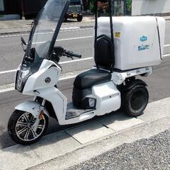 屋根付きの大容量トランクを備えた電動カート。の画像