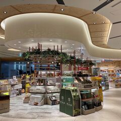 未経験OK×シフト自由×安定収入！空港でレジスタッフ＿株式会社JALUXエアポートの画像