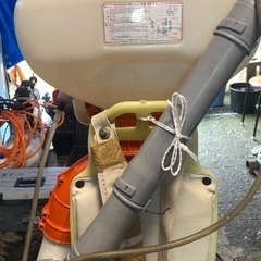 背負動力散布機　本体寸法：長さ370×幅430×高さ660mm　本体質量8.3kg 薬剤タンク容量15L　マジかるスタート付きで、エンジン始動がラクにできます。の画像