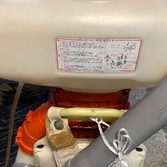 背負動力散布機　本体寸法：長さ370×幅430×高さ660mm　本体質量8.3kg 薬剤タンク容量15L　マジかるスタート付きで、エンジン始動がラクにできます。の画像
