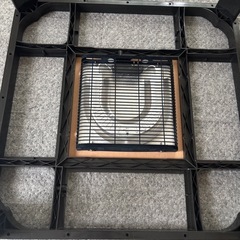 机と電気カーペットのセットの画像