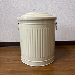 レトロな缶の入れ物　クリーム色　収納orゴミ箱の画像
