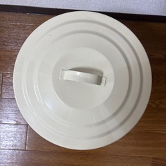 レトロな缶の入れ物　クリーム色　収納orゴミ箱の画像