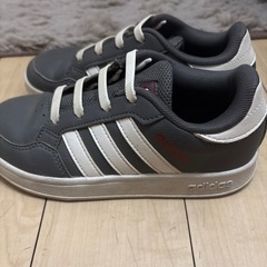 adidas キッズ　19センチの画像