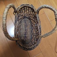 藤のカゴの画像