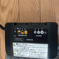 机と電気カーペットのセットの画像