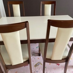 4人掛けダイニングテーブルの画像