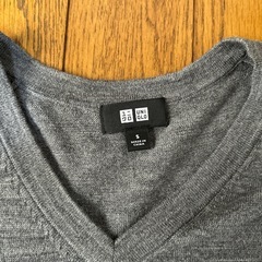 UNIQLO メンズVネックセーター　の画像