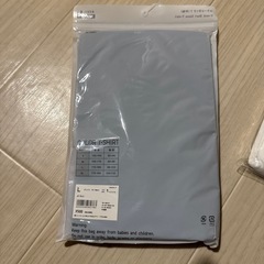 ユニクロVネックTの画像