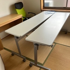 事務机、椅子の画像