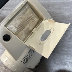 避難グッズ　救急箱、ラジオの画像
