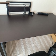 デスクとイスの画像