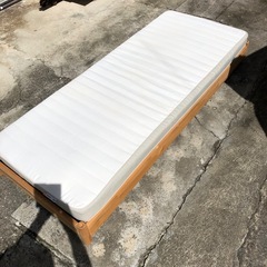 IKEAマットレスとベッド5台の画像