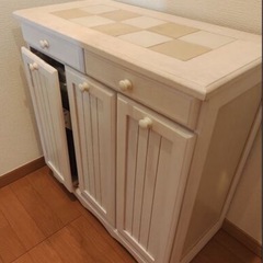 カントリー調ダストボックス兼収納の画像