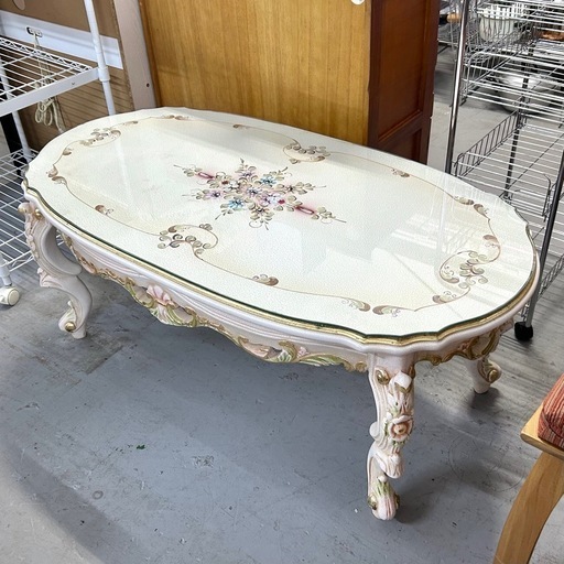 アンティーク調のガラス天板テーブル