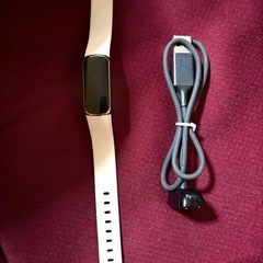 【Fitbit Luxeフィットネストラッカー ルナホワイト／ソフトゴールド】 の画像